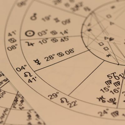 编辑在暖色台灯下核对 r星每日大赛yandex 赛程表格，桌面上摊开笔记本与手写记录，画面安静专注